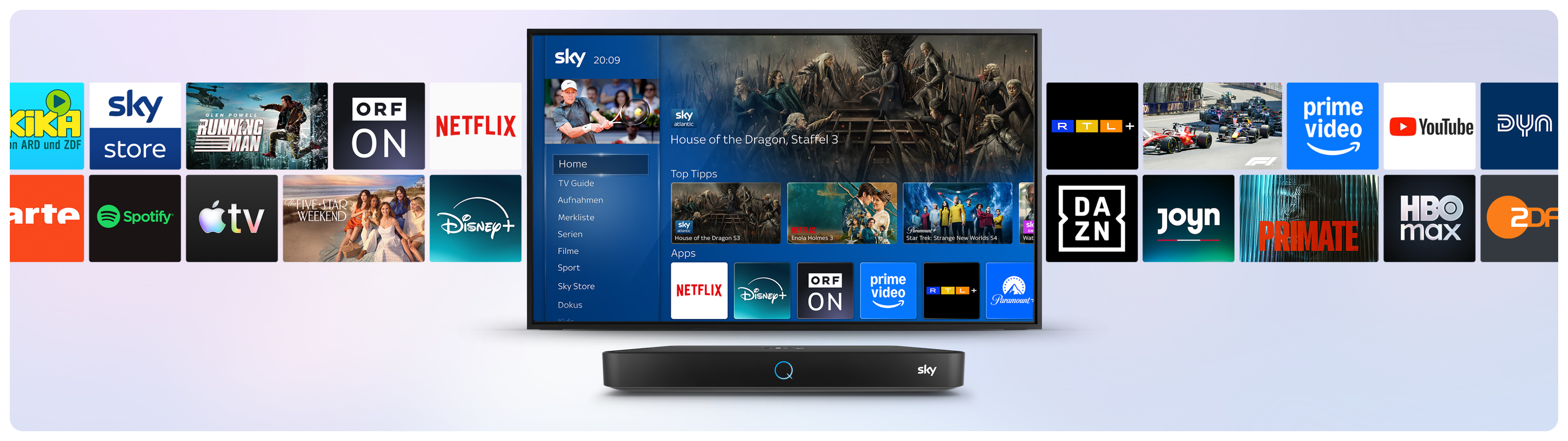Grafik zeigt die Benutzeroberfläche von Sky Q mit einer TV-Box im Vordergrund. Auf dem Bildschirm sind verschiedene Streaming-Apps und Sender wie Netflix, Disney+, Prime Video, DAZN, YouTube, Joyn, Spotify, KiKA, Apple TV+ und Sky Store zu sehen. In der Mitte läuft die Sky-Startseite mit Menüpunkten wie „Home“, „Serien“, „Filme“ und „Sport“ sowie Empfehlungen für Inhalte. Im Hintergrund sind weitere App-Logos auf blauem Farbverlauf angeordnet.