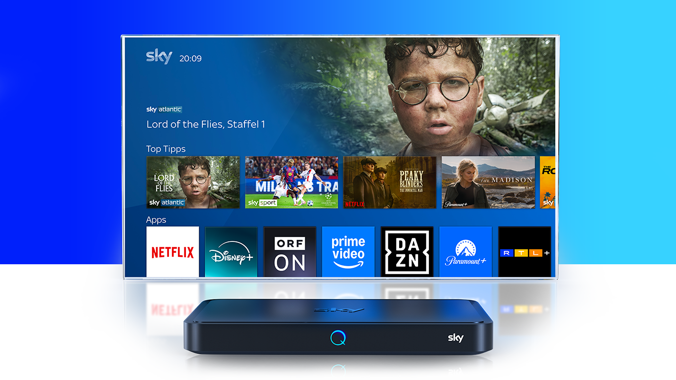 Sky Q Receiver vor einem Fernseher, der das Sky Q UI zeigt.