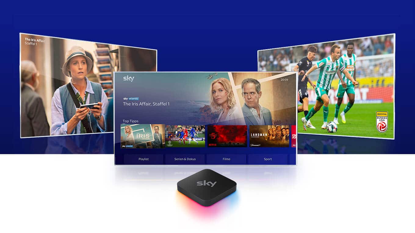 Sky Stream Box vor einem Fernseher, der das Sky Stream UI zeigt, versetzt dahinter zwei weitere Fernseher, die Inhalte von Sky zeigen.
